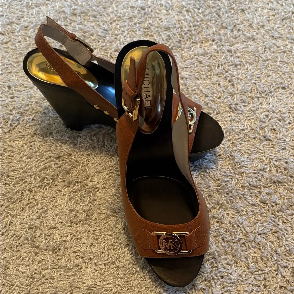 Michael Kors Tan and Black Wedge Sandals - Picture 2 of 8